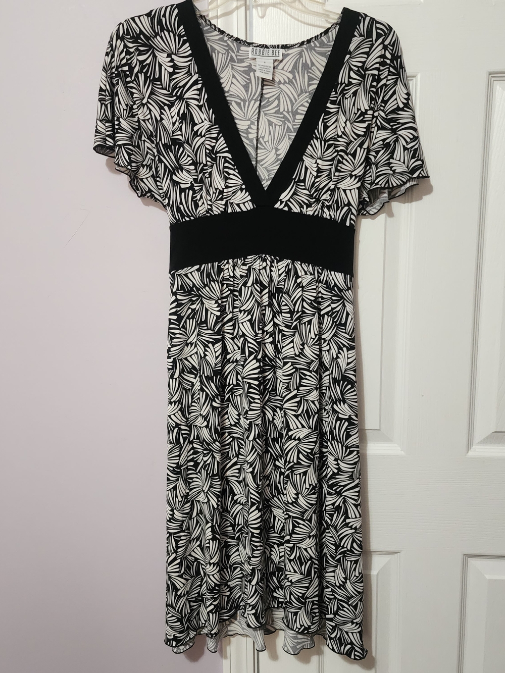 Robbie Bee Black and White Leaf-Print V-Neck Midi Dress